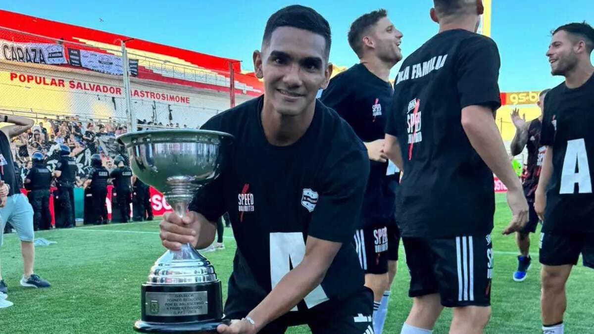 Samu con el trofeo de ascenso que consigui con Riestra Foto Prensa Deportivo Riestra