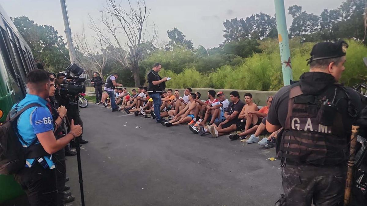 Los 30 hinchas de River detenidos en inmediaciones del Monumental tras protagonizar una feroz pelea Foto Polica Portea