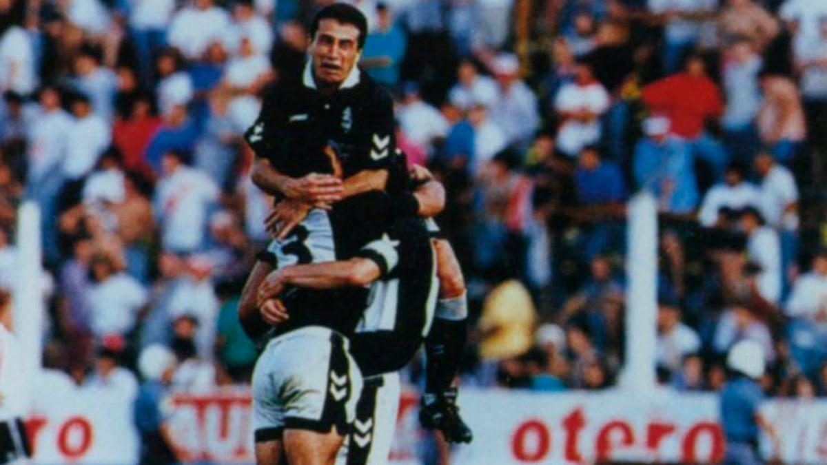 Guillermo Sanguinetti y Gabriel Dopazo se abrazan a Hugo Romeo Guerra que acaba de convertir uno de los tres goles en la victoria ante River en la final Foto gimnasiaorgar 