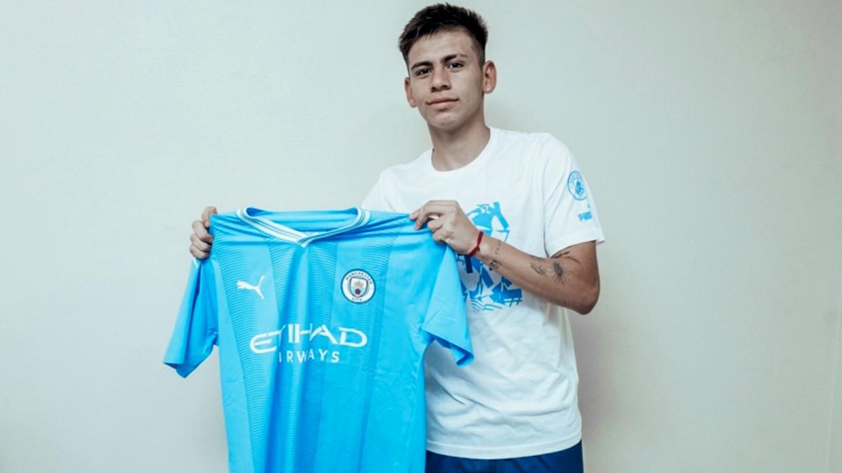 Echeverri con la camiseta del Manchester City Foto ManCityES 