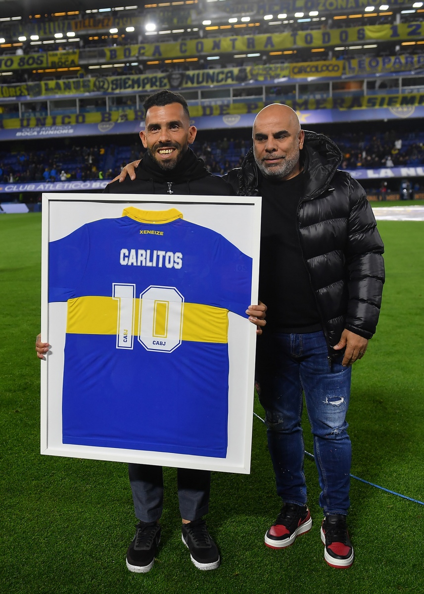 Carlos Tevez recibe de mano de Chicho Serna la distincin y el afecto del Mundo Boca un club hecho a medida del Apache Foto Maximiliano Luna