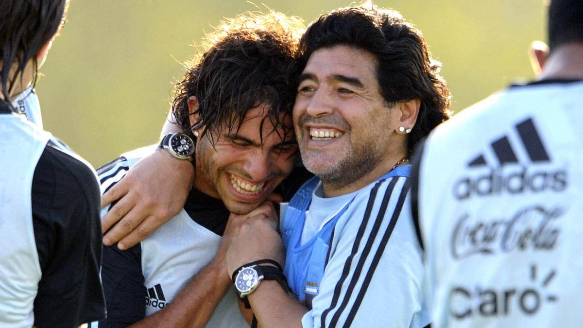 Tevez y Maradona desarrollaron una relacin afectiva muy particular en la Seleccin Argentina y tambin en el mundo del ftbol Foto Archivo Tlam