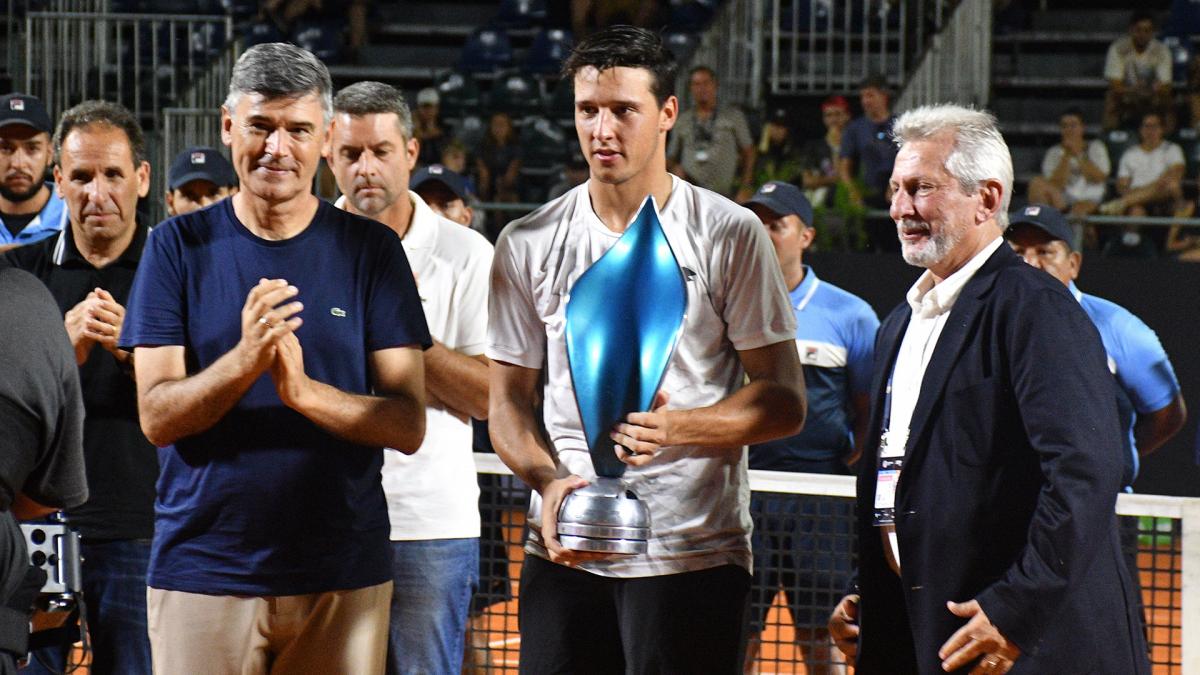 Dardieri con el trofeo de campen Foto Laura Lescano