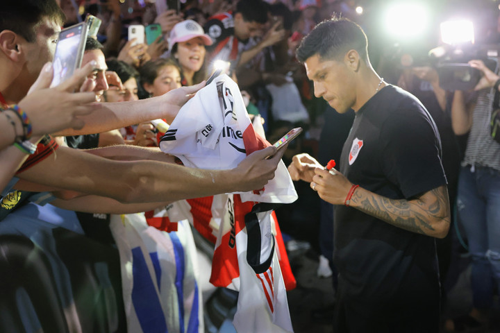 Enzo Pérez recibe el cariño de los hinchas de River, antes de su último partido. (JJ. García)