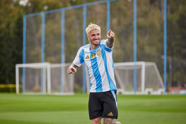 Rodrigo de Paul luce la nueva camiseta de la Selección Argentina 2024.