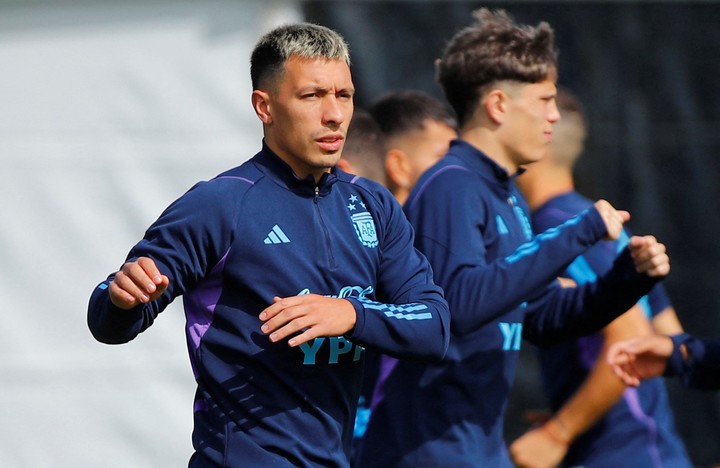 Lisandro Martínez fue convocado esta semana por Lionel Scaloni para la gira del seleccionado en Estados Unidos. Foto: Agustin Marcarian / Reuters.