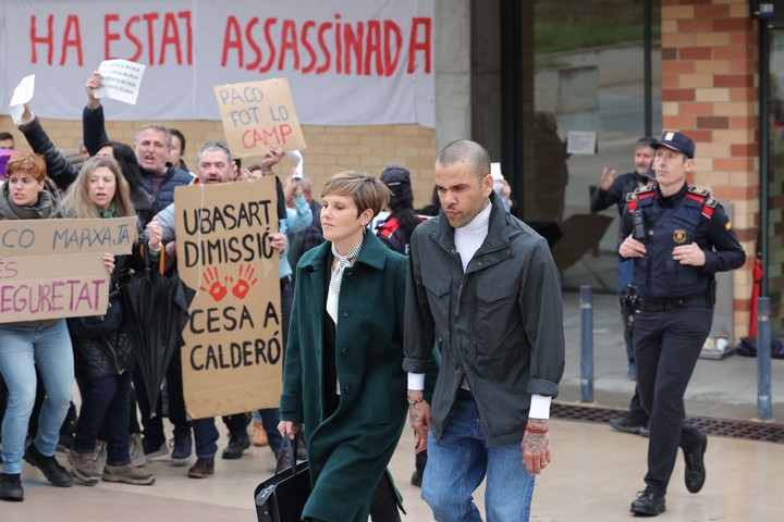 Con la cabeza en alto: así se retiró de prisión Alves mientras se desarrollaba una protesta en su contra. Foto: LLUIS GENE / AFP.