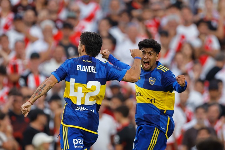 Blondel abraza a Medina, tras el golazo de Boca en el Monumental.
Foto: EFE