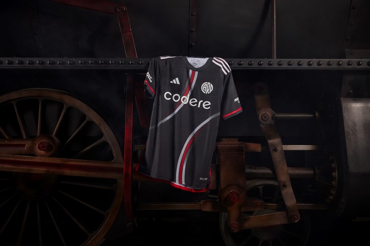 El nuevo modelo de camisetas de River. Foto de Adidas