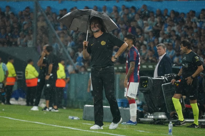 El Gallego Insua se cubre de la lluvia en la cancha de Racing. (Juano Tesone) 