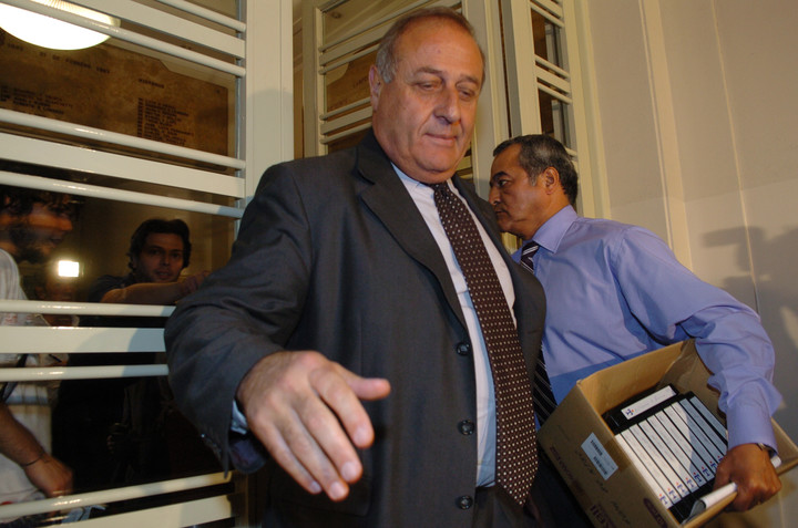 Carlos Portell saliendo del edificio de la AFA en la calle Viamonte. Foto: Mario Quinteros.