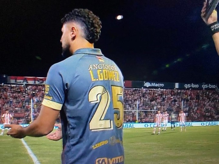 Maximiliano Romero entró a jugar con la camiseta 25 de Luciano Gómez porque le robaron su casaca. Foto: captura TV