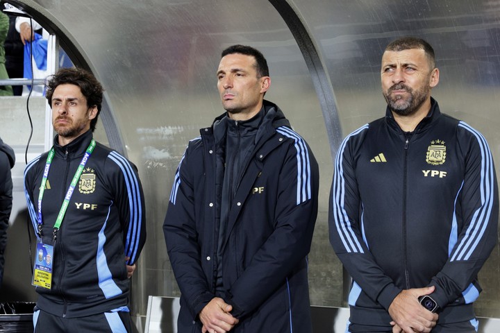 Scaloni, su cuerpo técnico y una lista de por medio: los protagonistas de los meses vísperos a la Copa América. Foto: EFE/EPA/Allison Dinner.