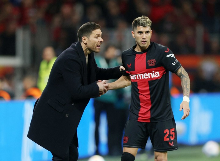 Xabi Alonso con Exequiel Palacios, uno de sus interlocutores en el campo de juego. (Reuter)