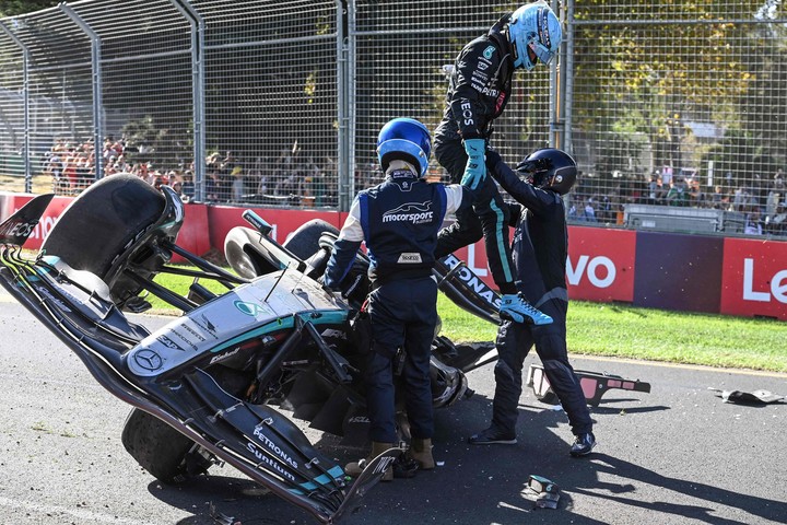 Russell sale del auto destrozado, tras el impacto contra el muro. Foto Paul CROCK / AFP