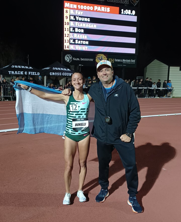 Florencia Borelli junto a Fernando Díaz Sánchez, jefe de entrenadores de CADA, después de haber conseguido otra marca récord a nivel sudamericano.