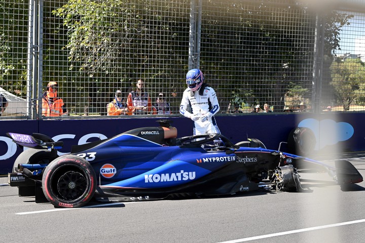 Alexander Albon observa su Williams tras el accidente que sufrió el viernes en Melbourne. Foto: Joel Carrett / EFE / EPA.