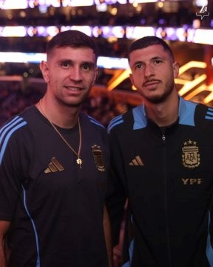 Dibu Martínez y Guido Rodríguez en el Crypto.com Arena. La Selección Argentina fue a ver el partido de la NBA entre Los Angeles Lakers e Indiana Pacers. Foto: @Lakers