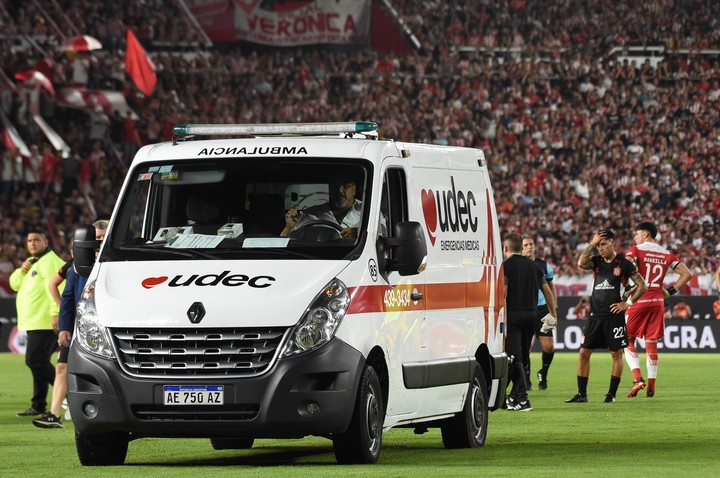 Altamirano fue retirado del estadio en cuestión de segundos para ser atendido en la Clínica Platense. Foto: AP/Ignacio Amiconi.