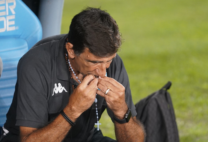 Costas le pide a la virgen: los próximos partidos pueden definir su futuro en Racing.
Foto: Marcelo Carroll