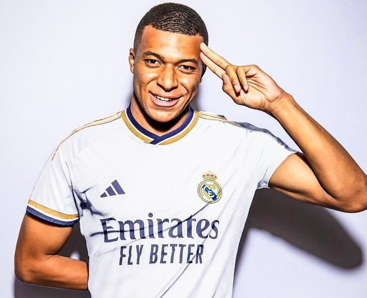 Kylian Mbappé se prueba la camiseta del Real Madrid en un fotomontaje que circuló por redes sociales.