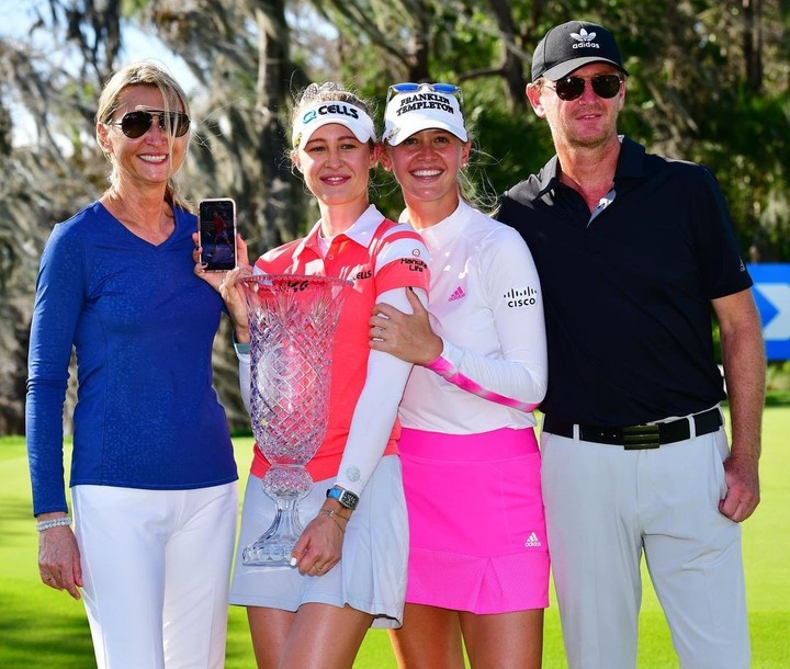 Nelly junto a su hermana Jessica y a sus padres Petr y Regina, ex tenistas profesionales, tras ganar el cuarto título de su carrera en febrero de 2021. Foto Instagram @nellykorda