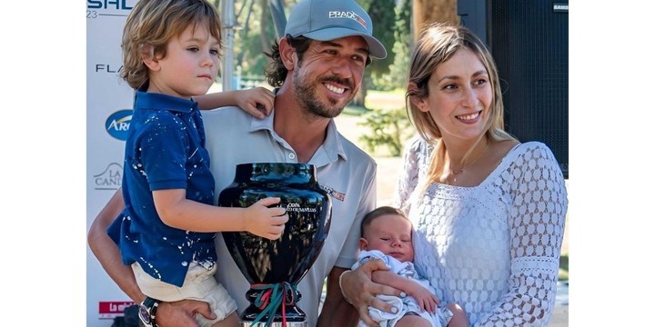 Emilio 'Puma' Domínguez el día que se consagró campeón del Abierto de San Luis junto a su mujer, que falleció este fin de semana contagiada de dengue, y sus pequeños hijos Constantino e Hipólito. Foto: Instagram Emilio Domínguez.