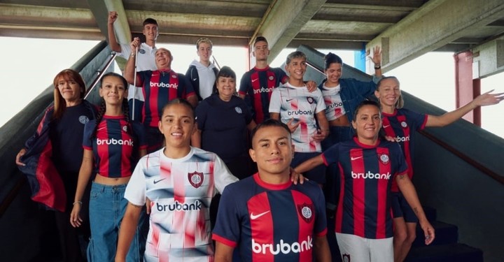 Jugadores, hinchas, influencers y staff del club posan con las nuevas camisetas de San Lorezo para el 2024.