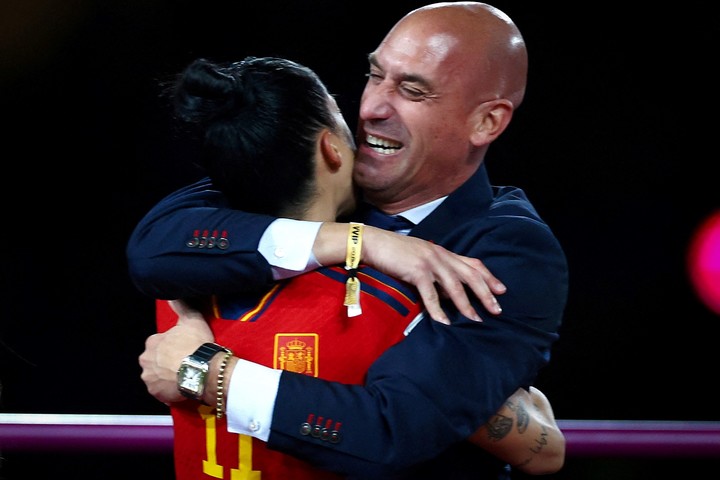 Rubiales se pasa de largo con Jenny Hermoso, tras la obtención del Mundial de Fútbol Femenino.
Foto: REUTERS