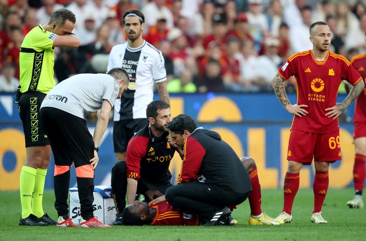 Evan Ndicka recibe asistencia tras desplomarse en el partido entre Roma y Udinese. Foto: Reuters