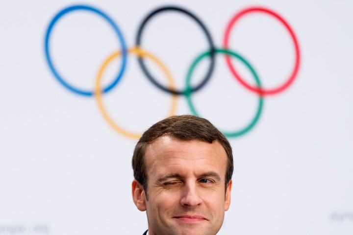 Emmanuel Macron, en una foto de archivo de 2017, cuando se aseguró los JJ.OO. en su país. Foto: EFE / VALENTIN FLAURAUD.