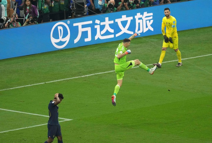 Emiliano Martínez festeja después de atajar el penal de Kingsley Coman. Foto: Xinhua.