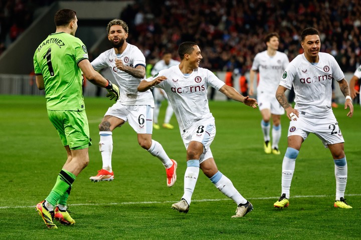 Dibu atajó el primer penal y el último en la definición con Lille. Foto: EFE.