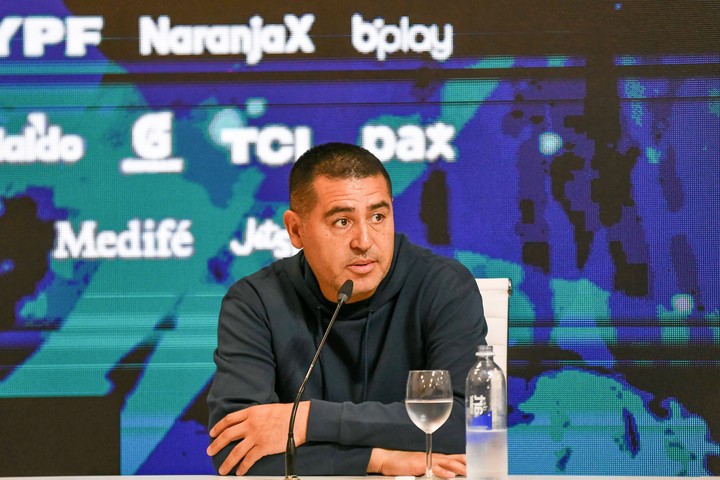 Riquelme tomó el micrófono en el predio que la AFA tiene en Ezeiza. Foto: EFE/Liga Profesional de Fútbol.