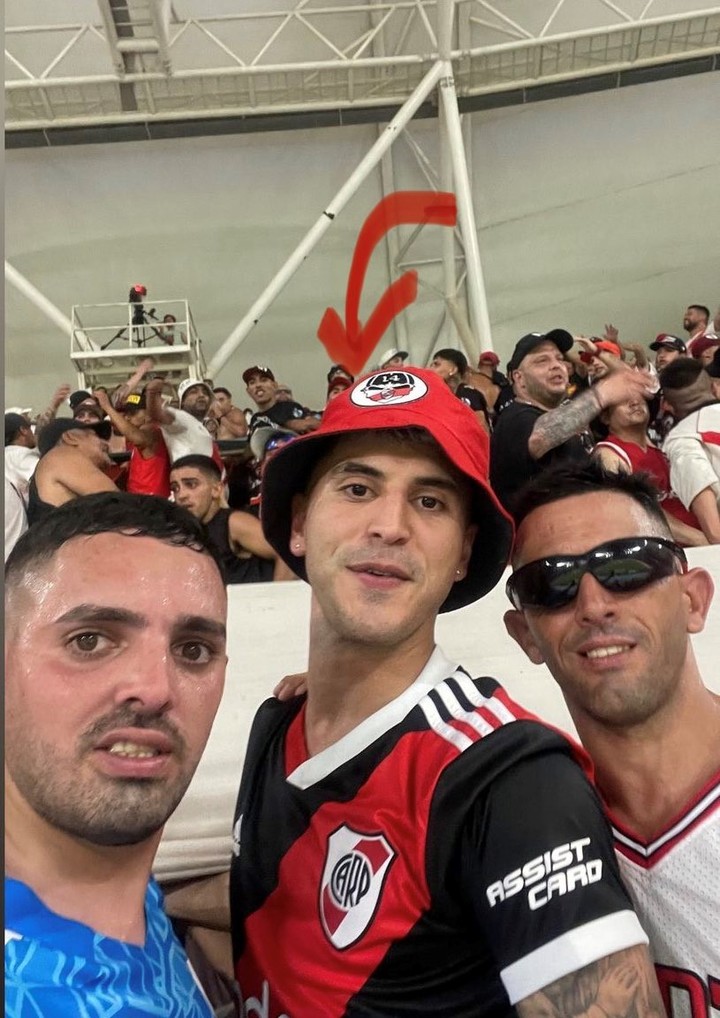 Exequiel Palacios junto a barras de River con derecho de admisión, en el Madre de Ciudades de Santiago del Estero.