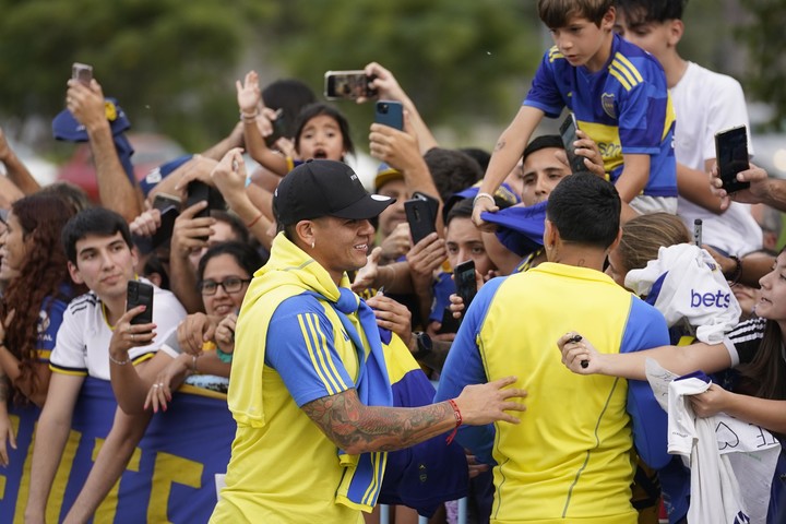 Marcos Rojo recibe el cariño de la gente de Boca. Foto: Fernando de la Orden