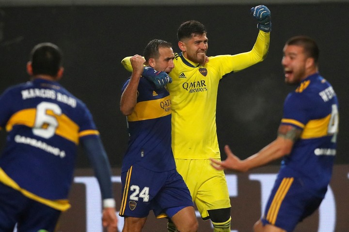 Carlos Izquierdoz y Agustín Rossi celebran tras la definición por penales de los octavos de final de la Copa Argentina 2021. Foto: AFP