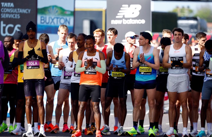 El aplauso de los atletas en el tributo a Kelvin Kiptum antes del Maratón de Londres. Foto: REUTERS/John Sibley