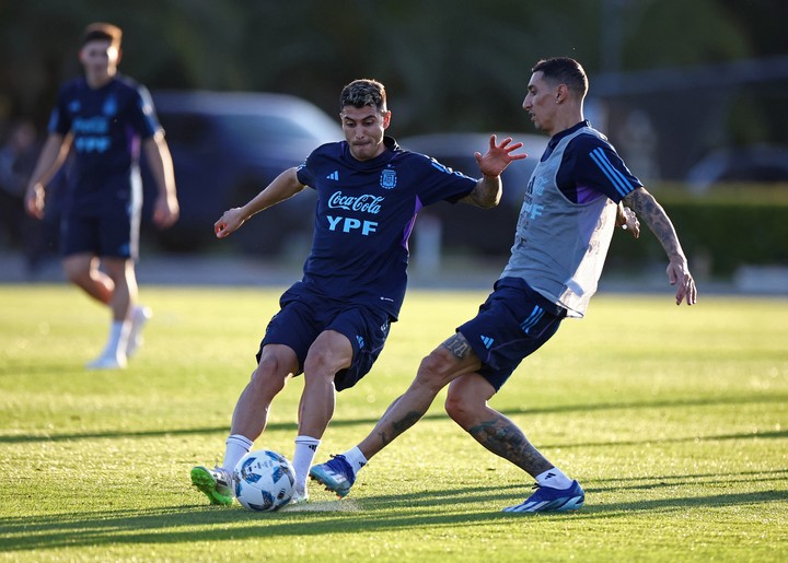 Palacios y Di María, compañeros que dirán adiós luego de un sinfín de títulos compartidos con la Selección. Foto: REUTERS/Agustin Marcarian.