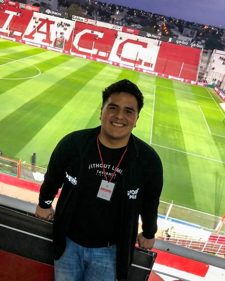 Mario Celedon en la cancha de Instituto, siguiendo a los equipos cordobeses.