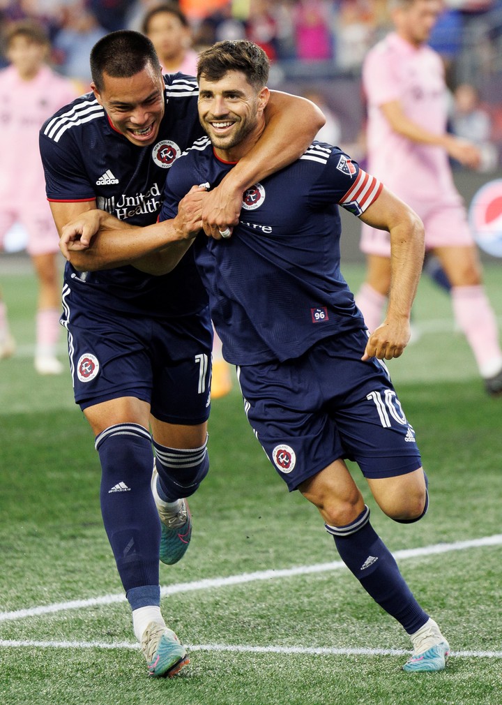 Carles Gil y Bobby Wood, delanteros de New England Revolution. Foto: EFE/EPA/CJ GUNTHER