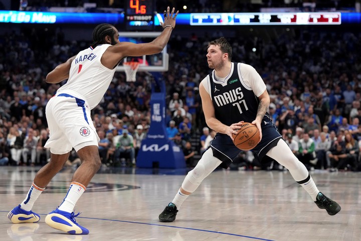 Harden intenta frenar un ataque de Doncic. Foto: AP