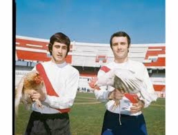 Alonso y Perfumo con dos gallinas en el Monumental. Para sacarse la presión de encima, River adoptó el apodo en tono positivo. Foto: Documental 1975: La Vuelta