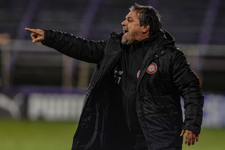 Seis partidos y adiós: Caruso Lombardi tuvo un efímero paso por el fútbol uruguayo. Foto: EFE/ Gastón Britos