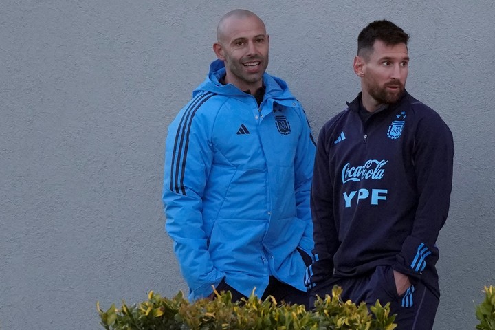 Mascherano invitó a Messi para la Sub 23, aunque sabe que es muy difícil su presencia en Francia. Foto: AP