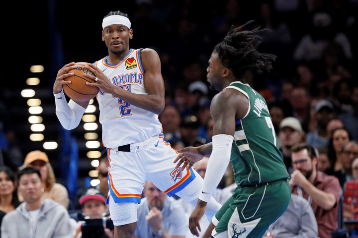 Shai Gilgeous-Alexander, figura en el triunfo de Oklahoma City Thunder sobre Milwaukee Bucks. Foto: Nate Billings / AP.