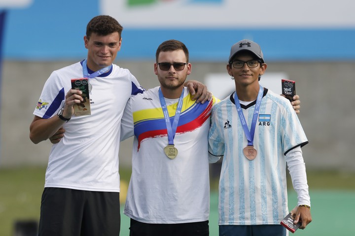 El argentino en el podio que le dio la clasificación a París.
Foto: EFE