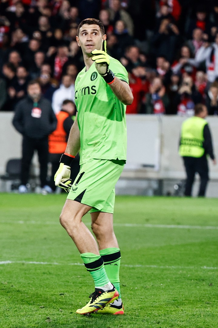 A pesar de ser silbado todo el partido Martínez atajó dos penales. Foto: EFE.