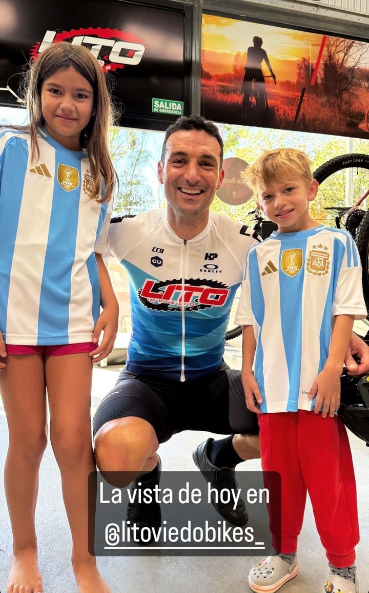 Scaloni, con la bici y las fotos.