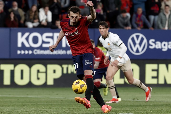 El delantero croata de Osasuna, Ante Budimir, patea el penal. Foto: EFE/Jesús Diges